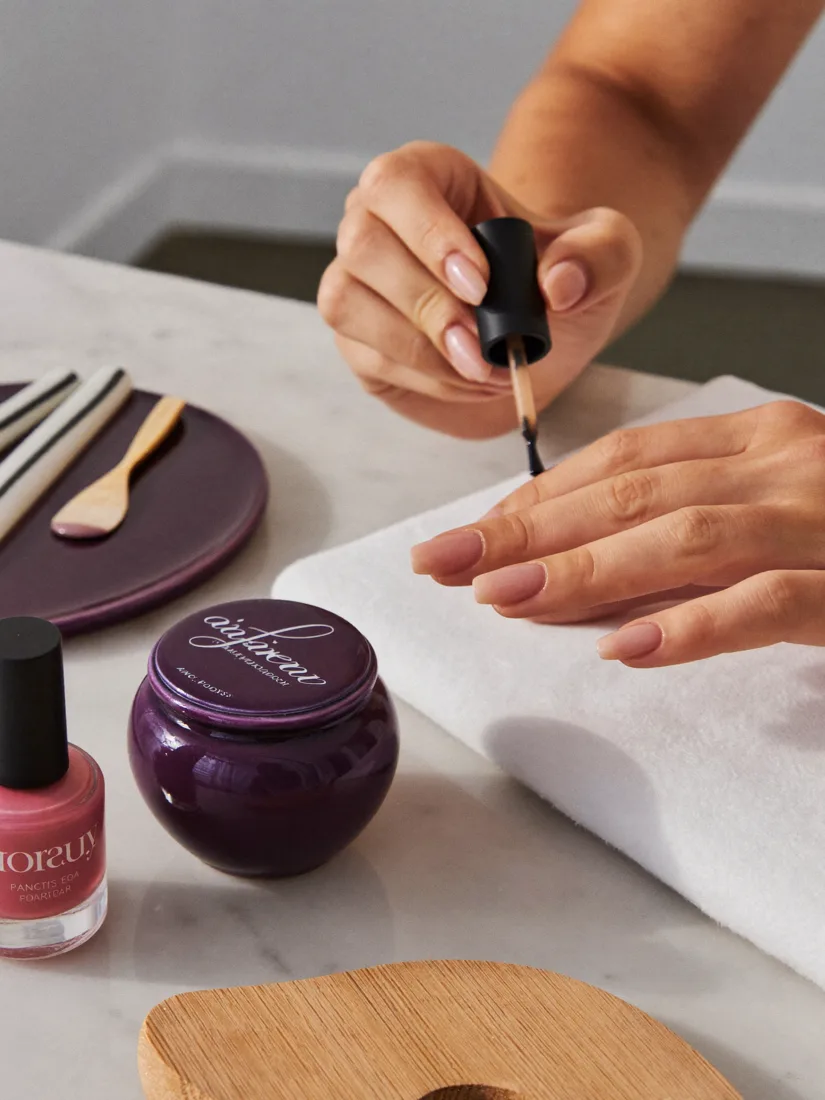 Applicazione di smalto in un nail studio