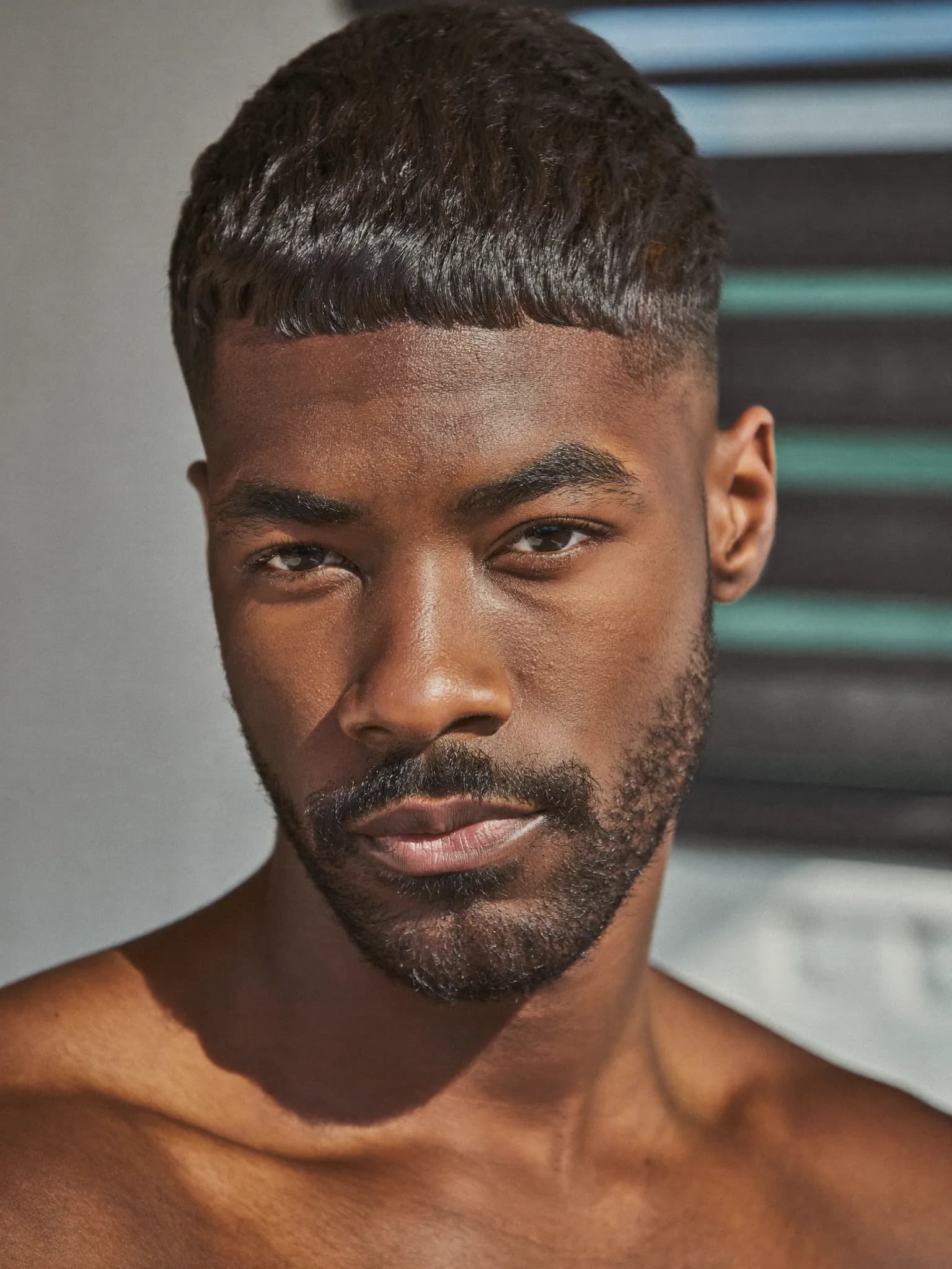 Uomo con taglio moderno e barba curata