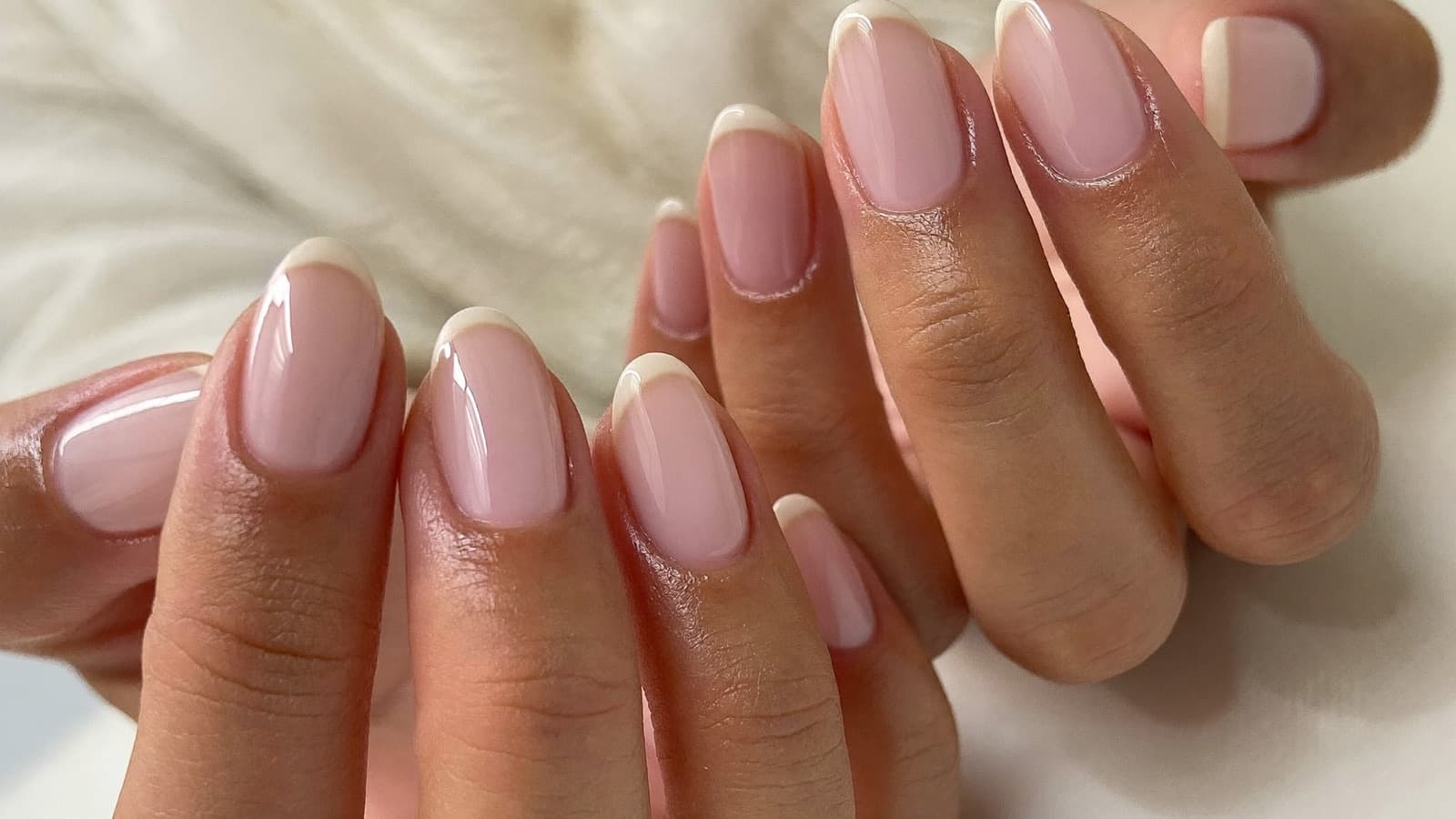 Mani con manicure curata e finitura lucida